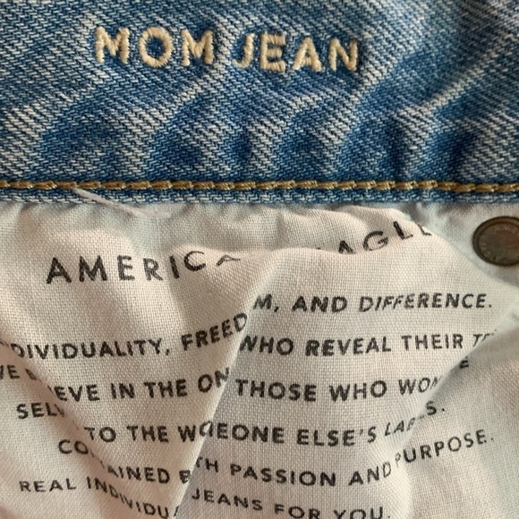 American Eagle “Mom Jean” Light Wash Distressed Busted Knee size 4Short - Picture 5 of 9